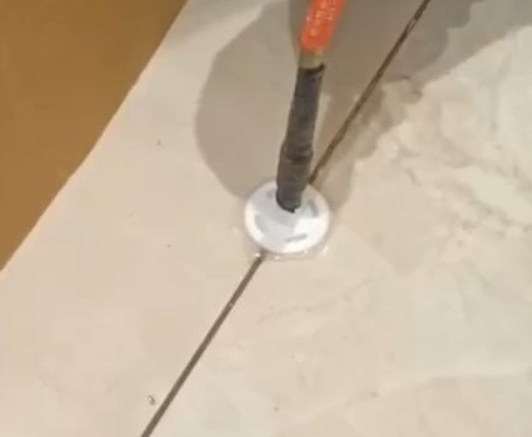 苏州瓷砖空鼓维修公司专业解答瓷砖在铺贴过程中，如果没有涂抹均匀到位的粘结材料（如水泥砂浆或瓷砖胶），可能会导致以下问题