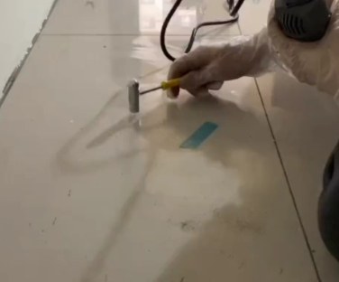苏州瓷砖开裂维修公司专业分享瓷砖在铺贴前如果没有沥干水分，将会导致以下问题